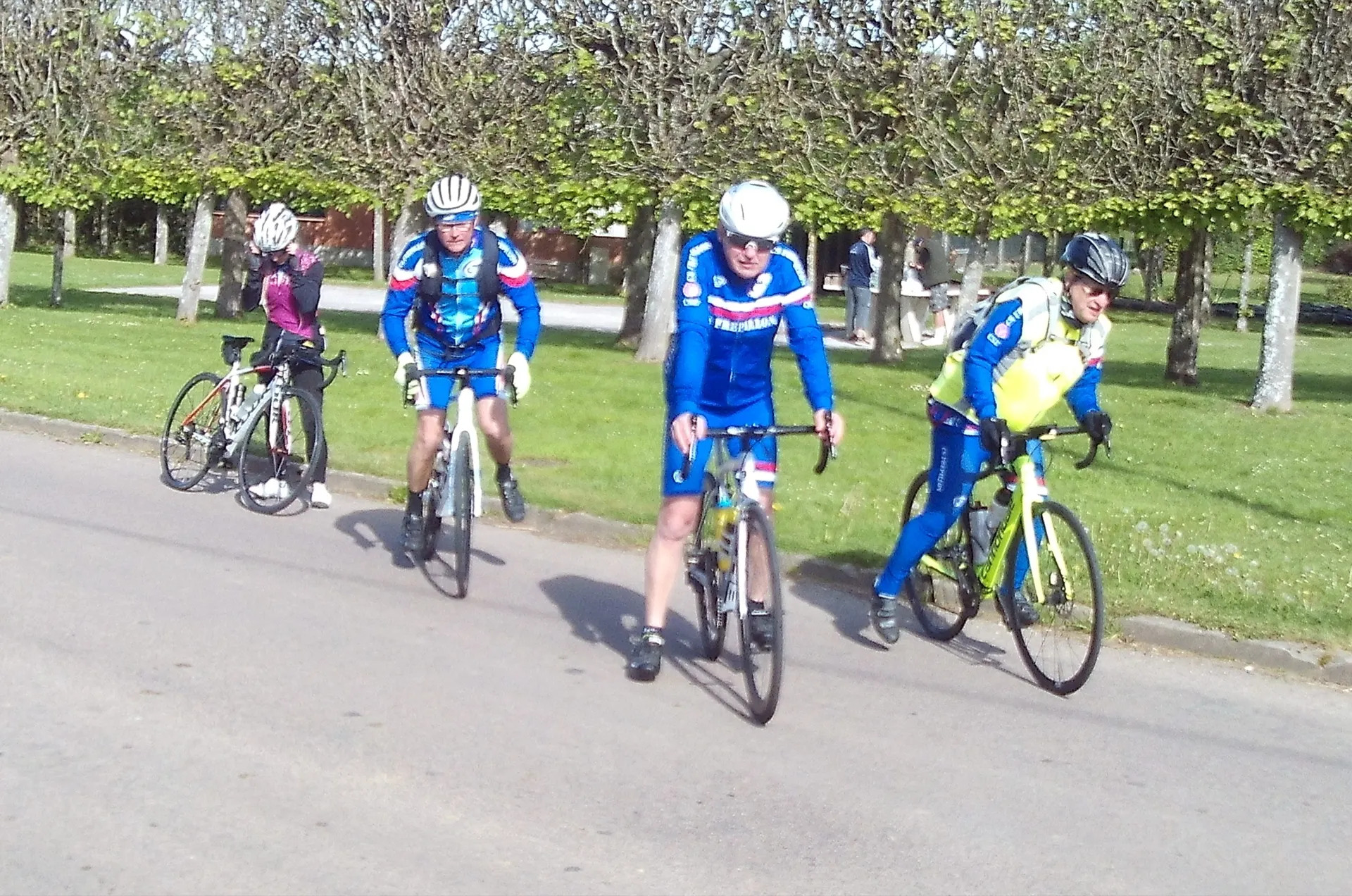 Cyclistes du Picardo Normand 2026 en formation sur une longue ligne droite
