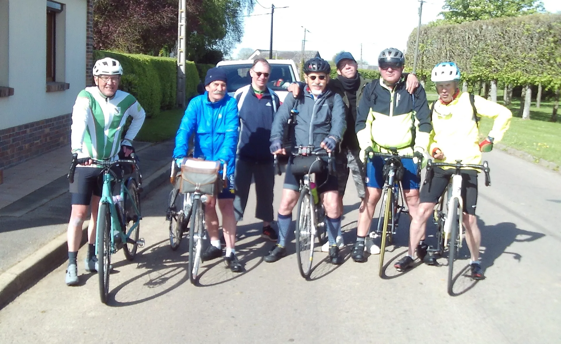 Photo de groupe des cyclotouristes du Picardo Normand 2026 au retour