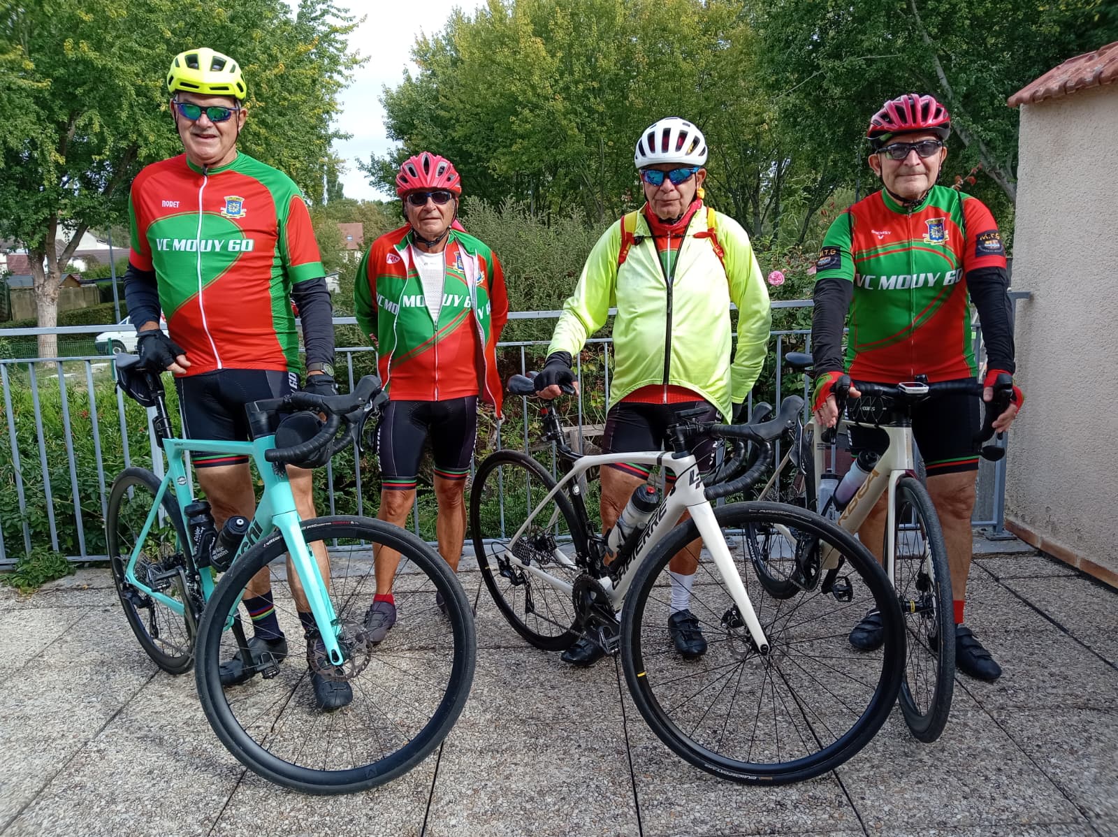 Quatre cyclistes de l'équipe Élite du Vélo Club de Mouy en maillot VC Mouy 60 avec leurs vélos de route, aux Rondes du Beauvaisis le 20 septembre 2026 (Oise).