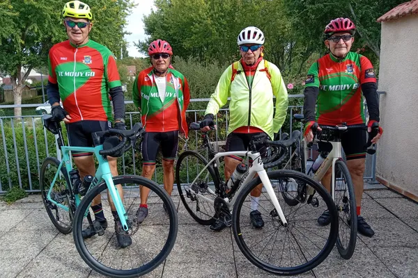 Quatre cyclistes de l'équipe Élite du Vélo Club de Mouy en maillot VC Mouy 60 avec leurs vélos de route, aux Rondes du Beauvaisis le 20 septembre 2026 (Oise).