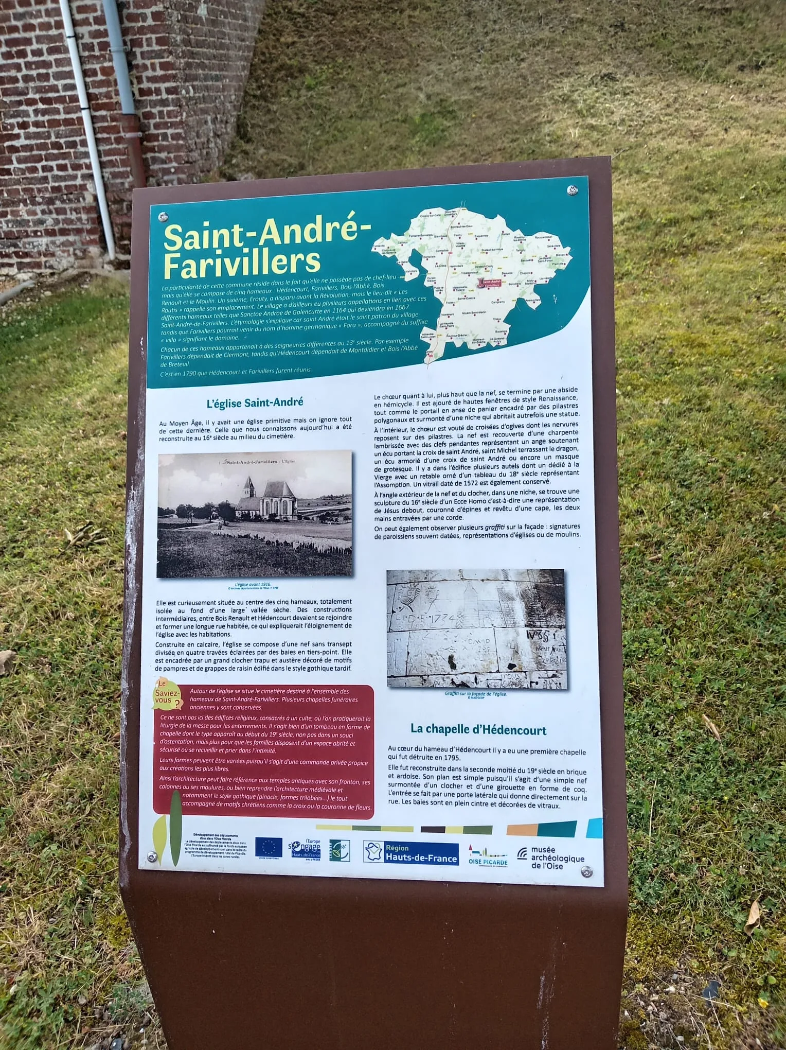 Panneau touristique racontant l'histoire de l'église Saint-André et de la chapelle d'Hédencourt à Saint-André-Farivillers (Oise)