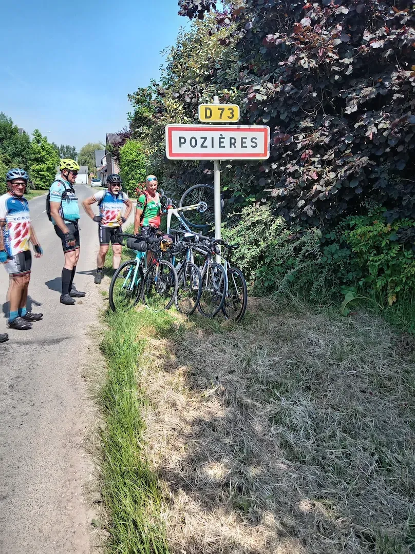 Cyclistes du VC Mouy près du panneau de Pozières pendant la randonnée de la Grande Guerre dans la Somme