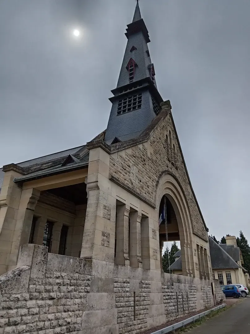 Église visitée sur le parcours de la randonnée de la Grande Guerre dans la Somme