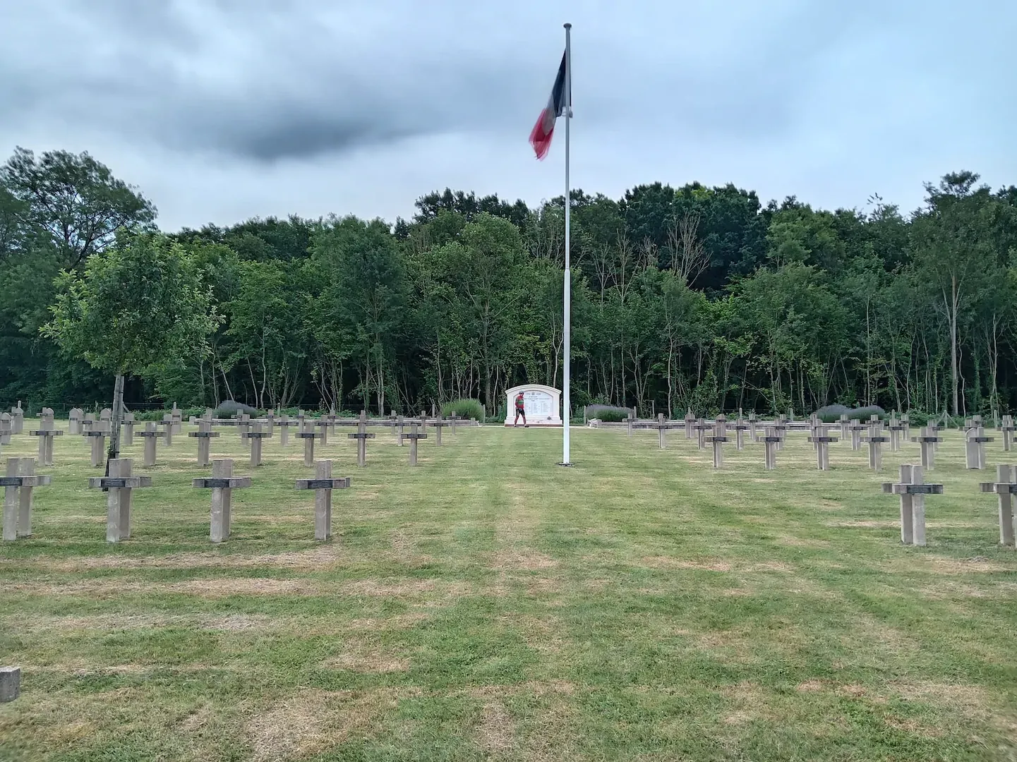 Cimetière militaire avec drapeau français sur les chemins de mémoire de la Somme