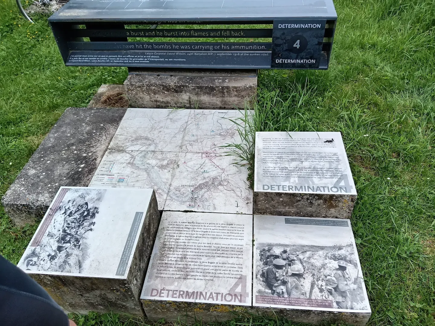 Panneaux d'interprétation dans un site commémoratif de la Grande Guerre dans la Somme