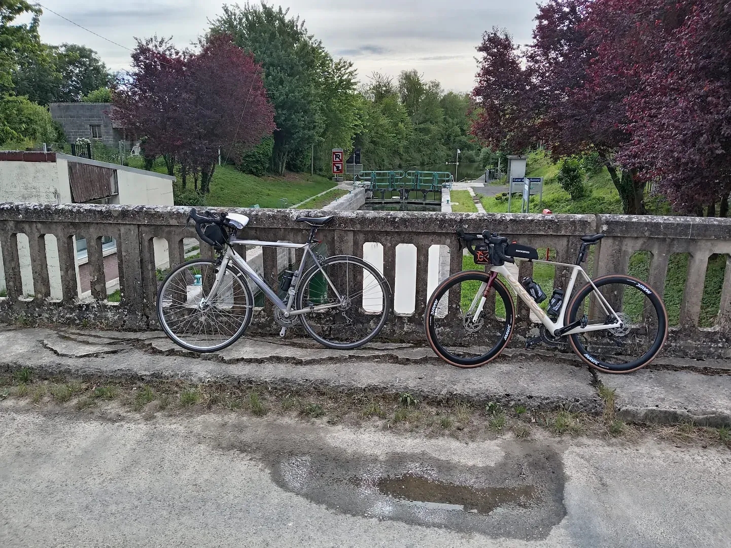 Vélos du VC Mouy posés près d'un pont et d'un site de mémoire dans la Somme