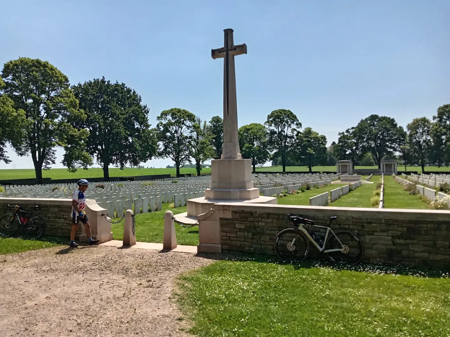 Croix et tombes d'un cimetière militaire visité pendant la randonnée de la Grande Guerre