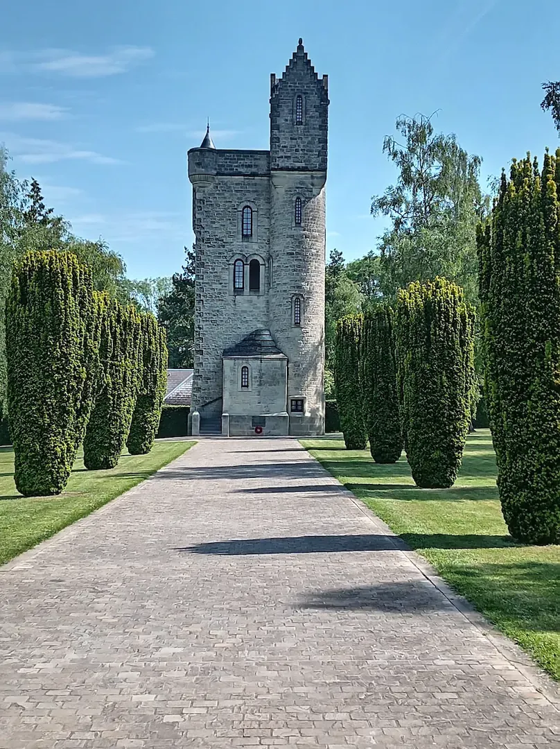 Allée menant à une chapelle ou un mémorial de la Grande Guerre dans la Somme