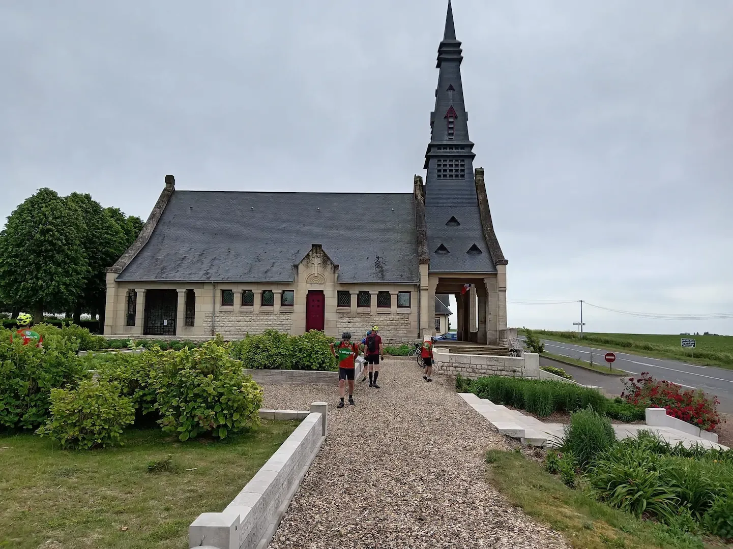 Église et cimetière vus pendant le week-end du VC Mouy dans la Somme
