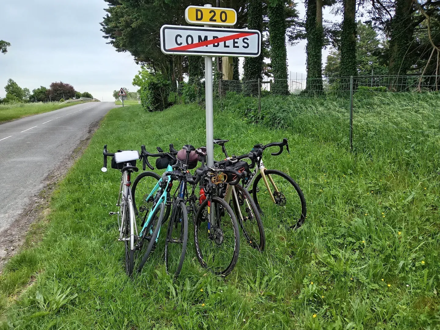 Vélos du VC Mouy au panneau de Combles lors de la randonnée de la Grande Guerre