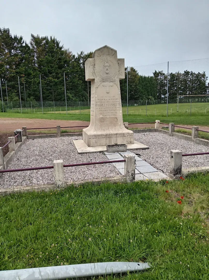 Monument commémoratif isolé dans un site de mémoire de la Somme