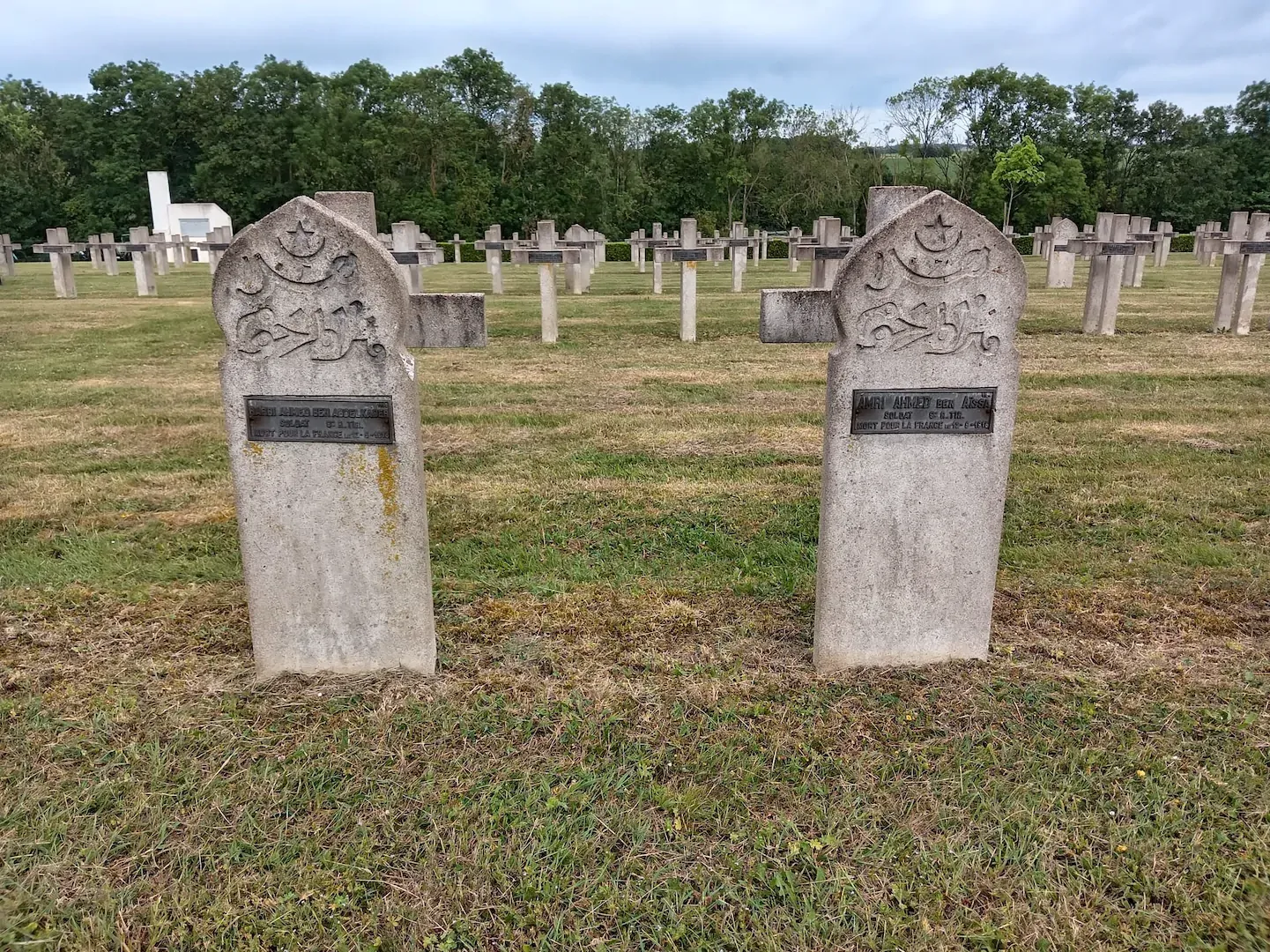 Stèles d'un cimetière militaire britannique visité pendant la randonnée de la Grande Guerre