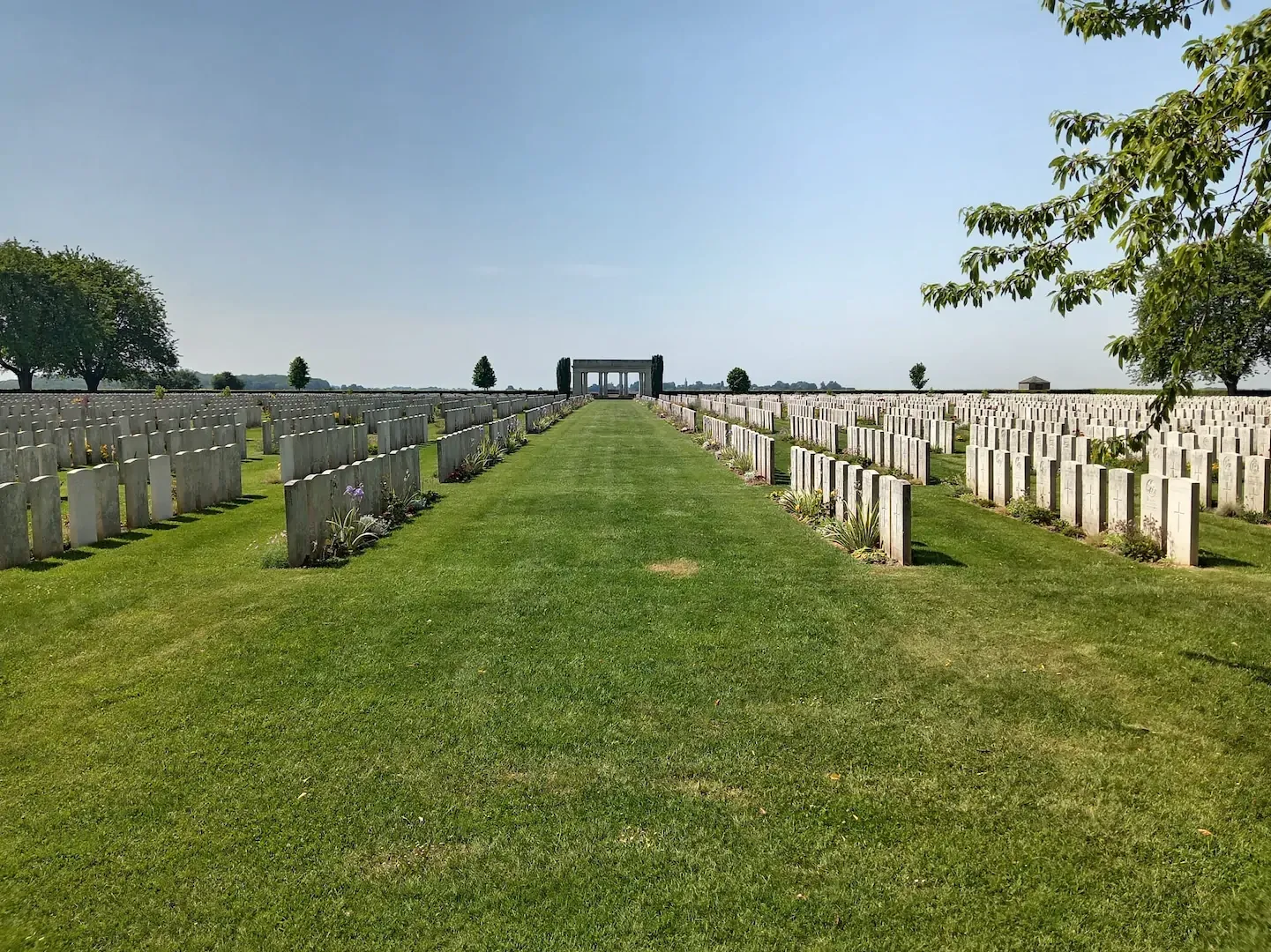 Alignement de tombes dans un cimetière militaire de la Somme