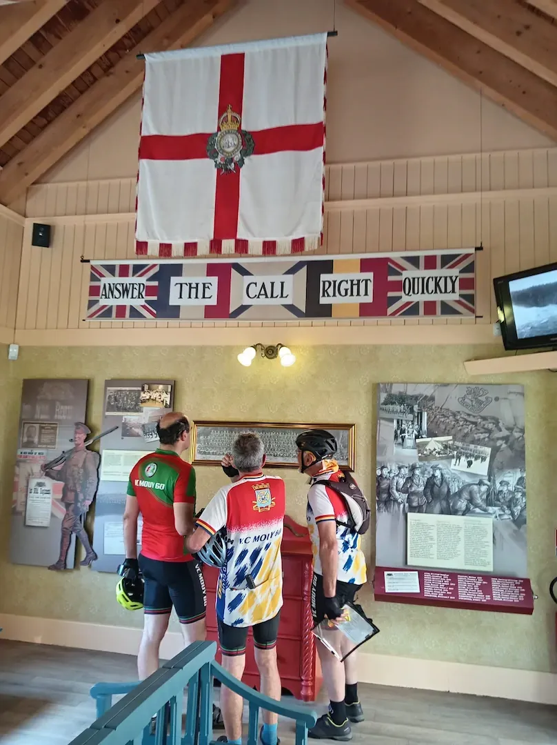 Cyclistes du VC Mouy dans un espace d'exposition consacré à la Grande Guerre
