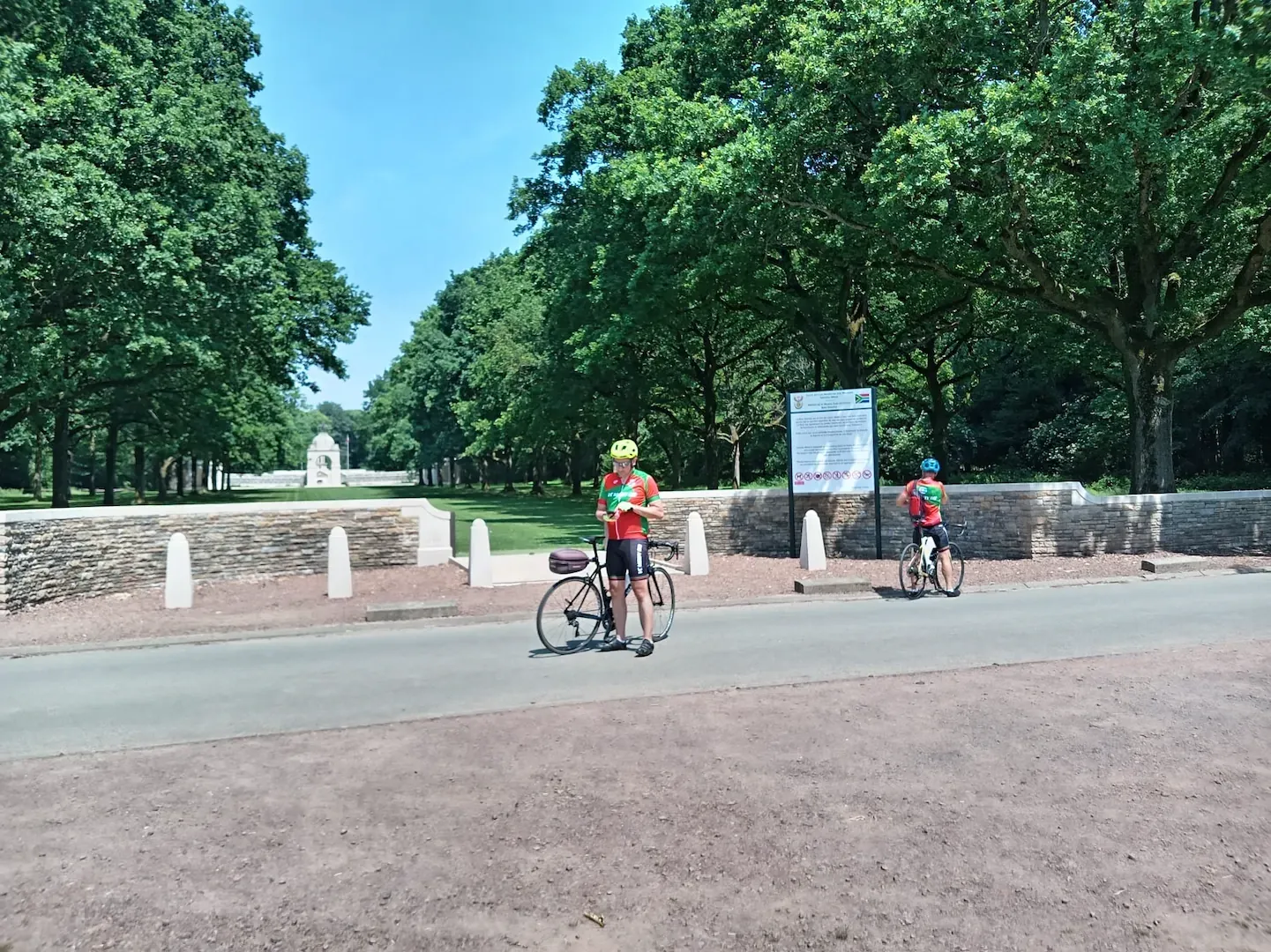Cyclistes du VC Mouy à l'entrée d'un mémorial de la Grande Guerre