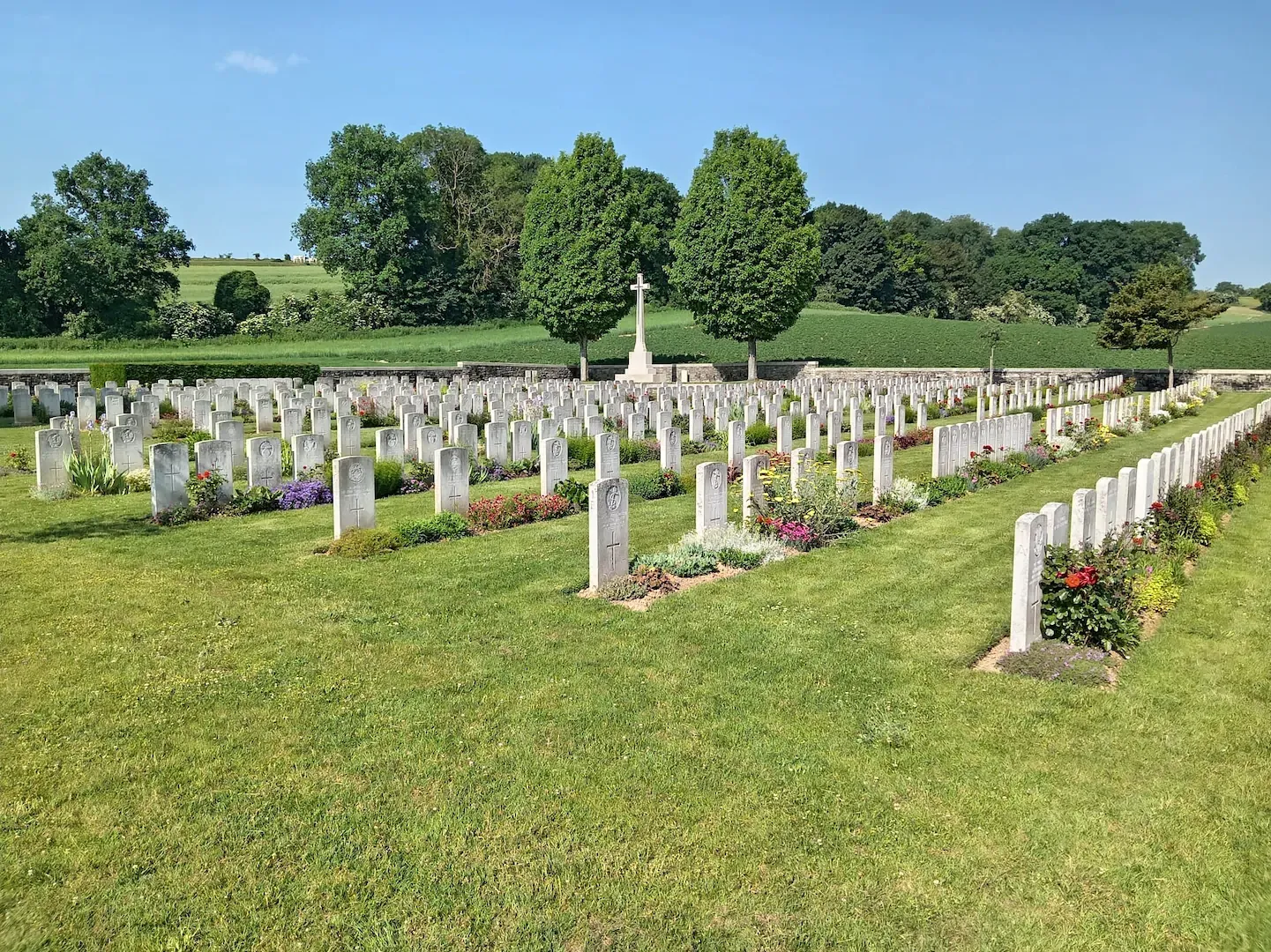 Cimetière militaire aux tombes alignées sur les chemins de la Grande Guerre dans la Somme
