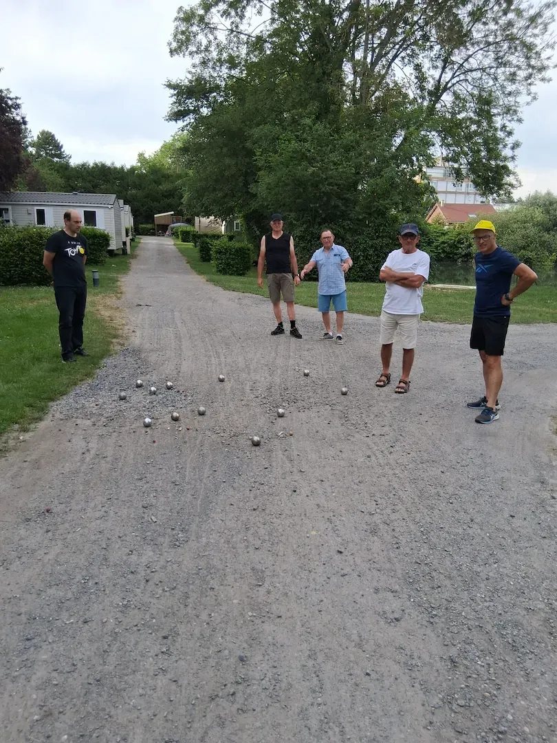 Groupe de cyclistes du VC Mouy sur un chemin rural pendant la randonnée dans la Somme