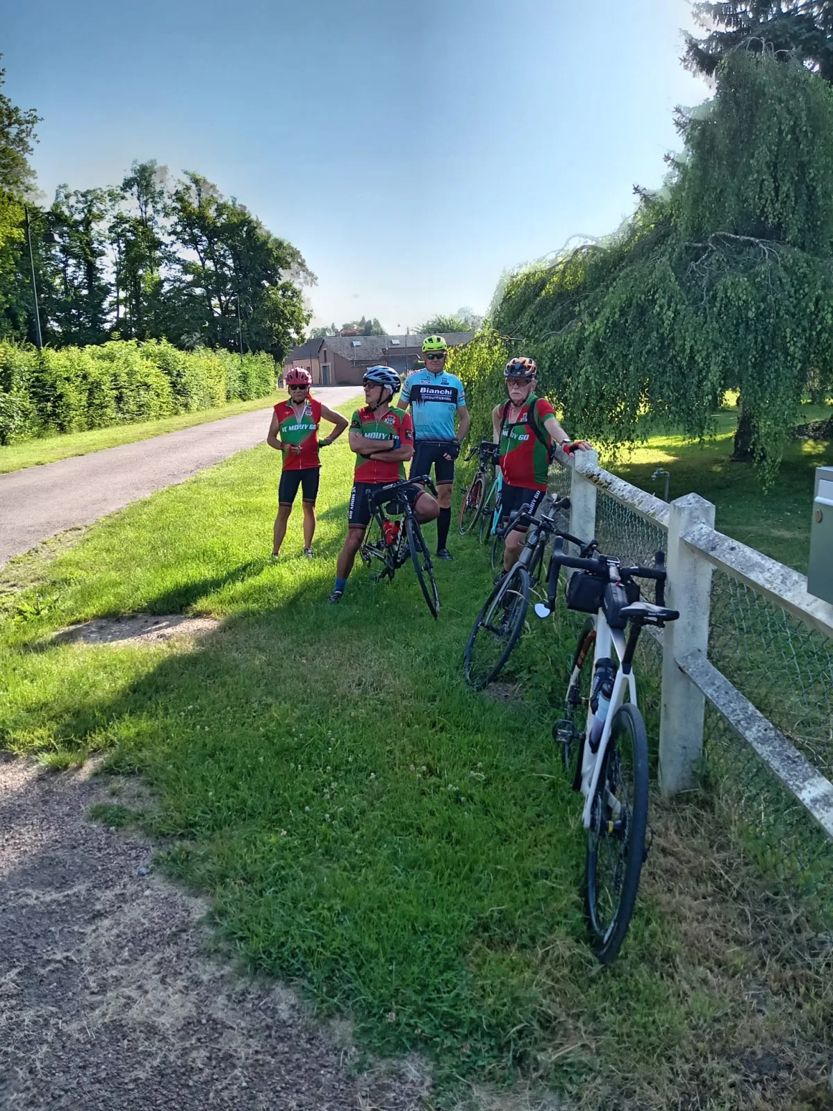 Les cyclistes du VC Mouy en maillot vert et rouge posant avec leurs vélos lors de la Tilloisienne à Tillé
