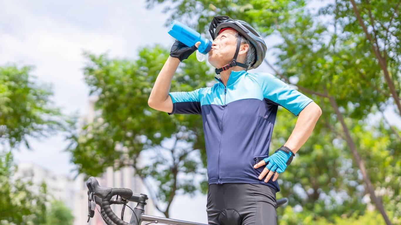 Cycliste senior pratiquant le vélo